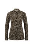 Travelblouse van het merk Studio Anneloes met all-over leopard print, traditionele kraag, knoopsluiting en lange mouwen zonder manchetten in de kleur latte/zwart.