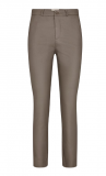 Stretch broek met aangesloten fit en lichte glans met lengte op de enkel van het merk Freequent in de kleur walnut.