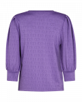 Top van het merk Freequent met driekwart ballonmouwen en ronde hals in de kleur royal lilac.