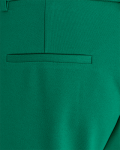 Broek van het merk Freequent met 7/8 lengte, steekzakken voor en paspelzakken aan de achterkant in de kleur pepper green.