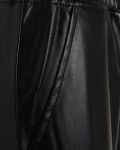 Faux leather broek met elastieken tailleband in de kleur zwart.