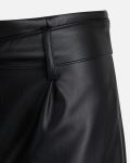 Korte faux leather broek met strikceintuur in de kleur zwart.