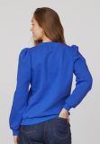 Comfi trui met lange mouwen, plooien op de schouder en regular fit van het merk Sisters Point in de kleur bright cobalt.