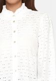 Witte embroidery blouse met knopenlijst, lange mouwen en roesels van het merk Sisters Point.