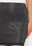 Aangesloten korte rok van het merk Sisters Point met zilverkleurige steentjes in de kleur zwart.
