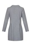 Double breasted blazerjurk met zilveren studs, lange mouwen en getailleerde fit van het merk Sisters Point in de kleur licht grijs.