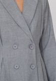 Blazer jurk met zilveren studjes, reverse kraag, lange mouwen en getailleerde fit van het merk Sisters Point in de kleur light grey.