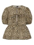 Leopard print top met korte pofmouwen, gedeeltelijke striksluiting en geplooid in de taille van het merk Pieces in de kleur dove.