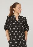 Varia blouse van Sisters Point met korte pofmouwen en geborduurde print in de kleur zwart.