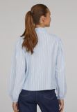 Blauw/wit gestreepte blouse van Sisters Point met lange pofmouwen.
