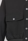 Kort stoer jasje met drukknopen, lange mouwen en borstzakjes aan de voorzijde van het merk Sisters Point in de kleur black.
