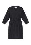 Zwarte jurk van Sisters point met driekwart mouwen.
