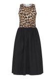 Zwarte jurk met mouwloze leopard top en geplooide rok van het merk Sisters Point.