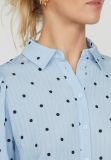 17830 ELLA-SH49 Blouse met Dots - Licht Blauw/Zwart