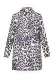 Leopard print jas ven het merk Sisters Point met traditionele kraag, een knoopsluiting en een losvallende pasvorm.