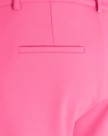 Broek met recht pijp, tailleband met riemlussen, steekzakken aan de zijkant en paspelzakken aan de achterkant in de kleur carmine rose.