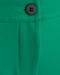 Broek met recht pijp, tailleband met riemlussen, steekzakken aan de zijkant en paspelzakken aan de achterkant in de kleur pepper green.