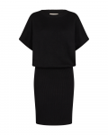 Gebreid jurkje met ronde hals en korte vleermuismouwen van het merk Freequent in de kleur zwart.