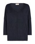 Fijnbrei trui van het merk Freequent met V-hals, lange mouwen en geschulpte randen in de kleur salute.