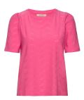 T-Shirt van het merk Freequent met ajour patroon, ronde hals en korte pofmouwen in de kleur carmine rose.