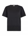Shirt van het merk Freequent met ronde hals, korte geplooide mouwen en een gesmockt boord in de kleur zwart.