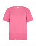 Shirt van het merk Freequent met ronde hals, korte geplooide mouwen en een gesmockt boord in de kleur carmine rose.