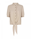 Linnenmix blouse van het merk Freequent met knoopdetail,  korte pofmouwen met gesmockte boorden, ronde hoge hals en knopenlijst met ruche in de kleur sand melange.