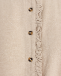 Linnenmix blouse van het merk Freequent met knoopdetail,  korte pofmouwen met gesmockte boorden, ronde hoge hals en knopenlijst met ruche in de kleur sand melange.