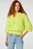 Gebreide trui met kabels, ronde hals en driekwart mouwen mvan het merk Fabienne Chapot in de kleur lime.