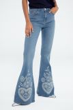 Flare spijkerbroek van het merk Fabienne Chapot met geborduurde details aan de onderkant van de pijpen in de kleur blauw.