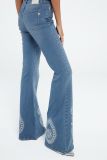Flare spijkerbroek van het merk Fabienne Chapot met geborduurde details aan de onderkant van de pijpen in de kleur blauw.