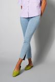 Spijkerbroek met 7/8 lengte met splitje en klinknagels van het merk Rosner in de kleur light sunrise blue.