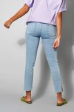 Spijkerbroek met 7/8 lengte met splitje en klinknagels van het merk Rosner in de kleur light sunrise blue.