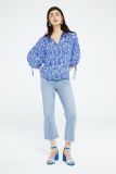 Blouse van het merk Fabienne Chapot met volumineuze driekwart mouw met elastiek mouweinde en strikdetail in de kleur blauw.