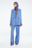 Broek van het merk Fabienne Chapot met rechte pijp met plooi en tailleband met riemlussen in de kleur riad blue.