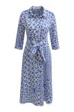 Midi jurk van het merk Milano met chainprint, 3/4 mouwen en volledige knoopsluiting van het merk Milano in de kleur blauw.