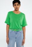 Glitter T-shirt met ronde hals en korte mouw met ruche van het merk Fabienne Chapot in de kleur acapulco green.