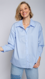 Blouse van het merk Emily van den Bergh met lange mouwen, traditionele kraag, knoopsluiting en oversized fit in de kleur licht blauw.