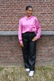 Satinlook blouse met lange mouwen en één borstzakje in de kleur fuschisa pink.