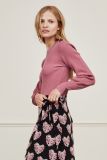 Gebreide trui van het merk Fabienne Chapot  met ronde hals, lange mouwen en drie knopen op de schouder in de kleur antique pink.