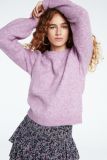 Zachte gebreide trui met ronde hals, lange mouwen en geribde boorden van het merk Fabienne Chapot in de kleur pink mirage.