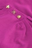 Fijnbrei trui van het merk Fabienne Chapot met lange pofmouwen met ruches, goudkleurige knopen op de schouder en een ronde hals in de kleur magenta.