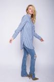 Gestreepte blouse van het merk Emily van den Bergh met lange mouwen, blousekraag en knoopsluiting in de kleur blauw.