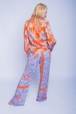 Blouse met print van het merk Emily van den Bergh met V-hals en lange mouwen met gesmockte borden in de kleur oranje.