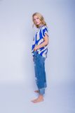 Blousetop met print van het merk Emily van den Bergh met korte mouwen en ronde hals met knoopje in de kleur blauw.