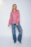 Slip on blouse met all-over print van het merk Emily van den Bergh met lange mouwen met elastieken boordje en ronde hals met knoopje in de kleur roze.