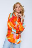 Oranje blouse met batikprint van het merk Emily van den Bergh met V-hals en lange mouwen met gesmockte details. 