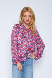 Retroprint blouse van het merk Emily van den Bergh met lange mouwen in de kleur rood/blauw