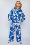 Broek van het merk Emily van den Bergh met bloemenprint en borderprint, wijde pijpen en elastieken tailleband in de kleur blauw.