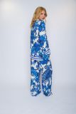 Wijde broek met bloemenprint van het merk Emily van den Bergh in de kleur blauw.